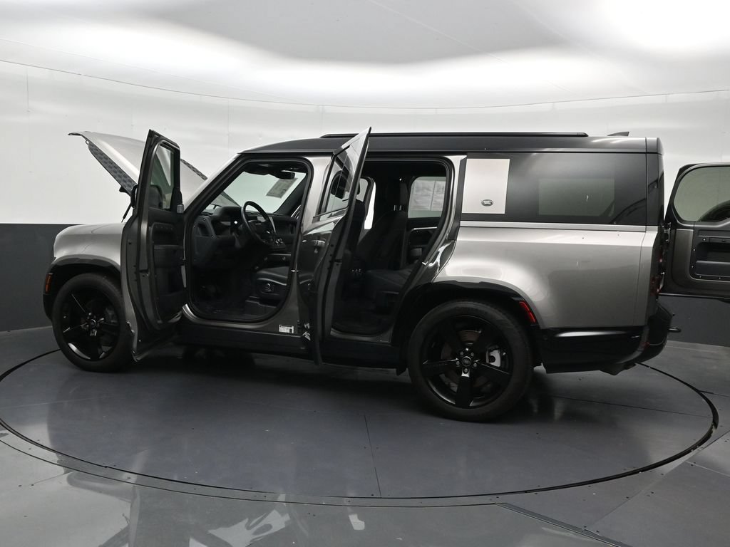 Used 2024 Land Rover Defender 130 X-Dynamic SE AWD/4WD image 34