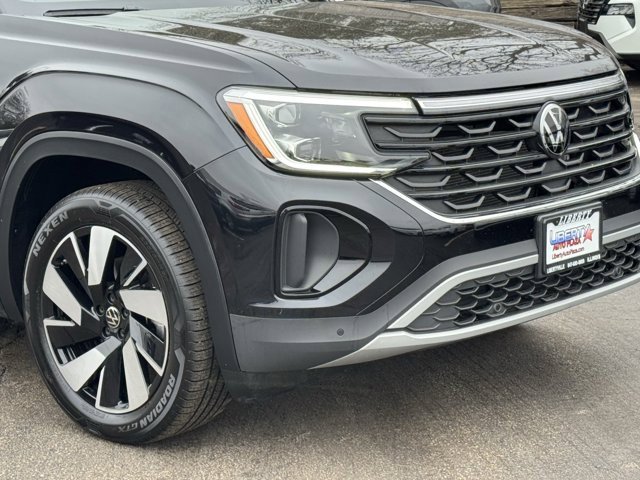 Used 2024 Volkswagen Atlas Cross Sport SE w/ Panoramic Sunroof Package image 3