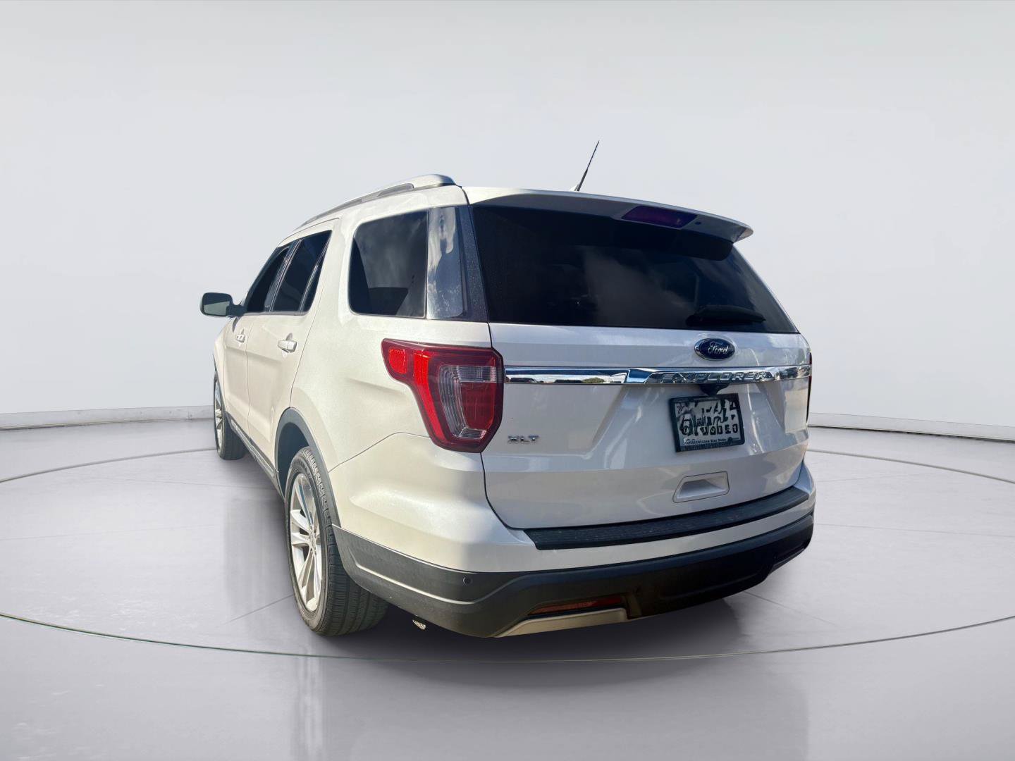 Used 2019 Ford Explorer XLT w/ Equipment Group 202A FWD image 7