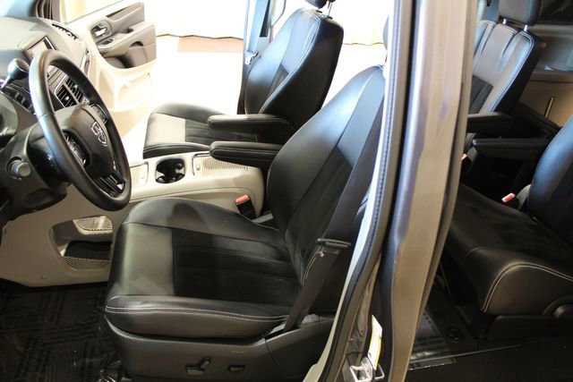 Used 2017 Dodge Grand Caravan SXT image 21