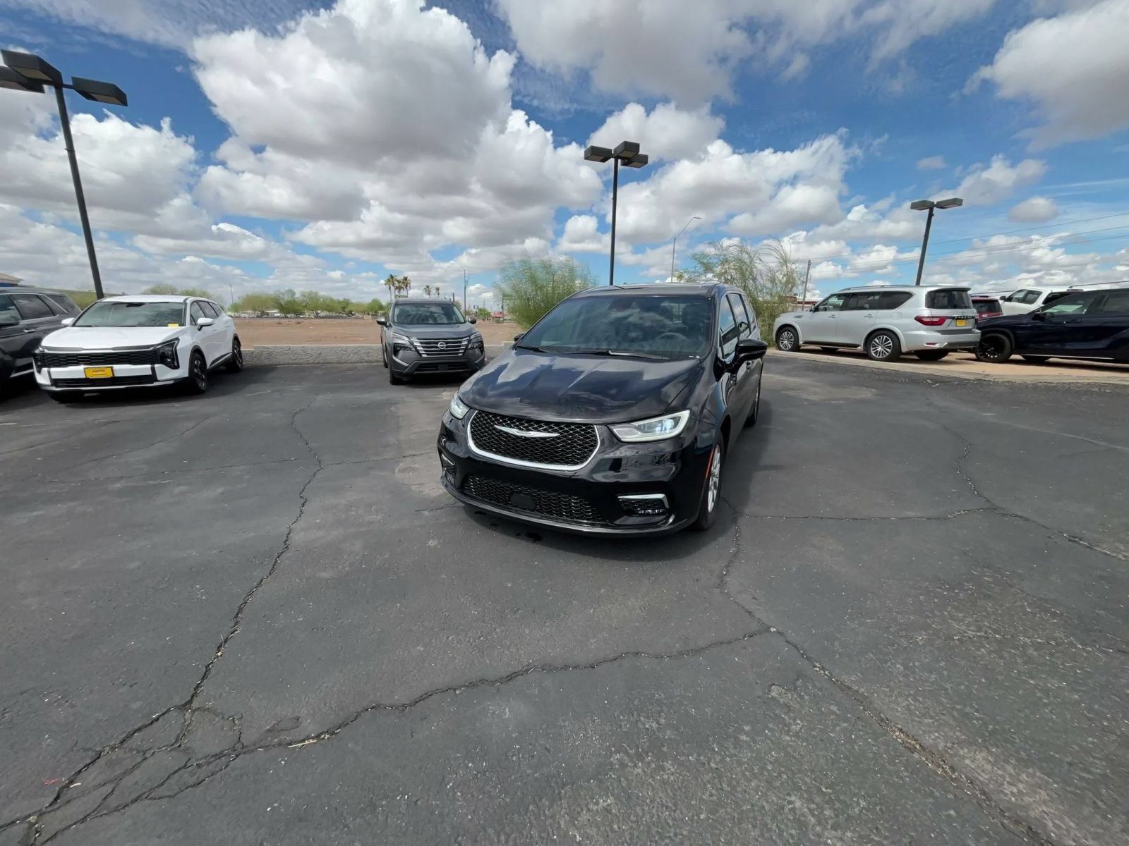 Used 2025 Chrysler Pacifica Select FWD image 6