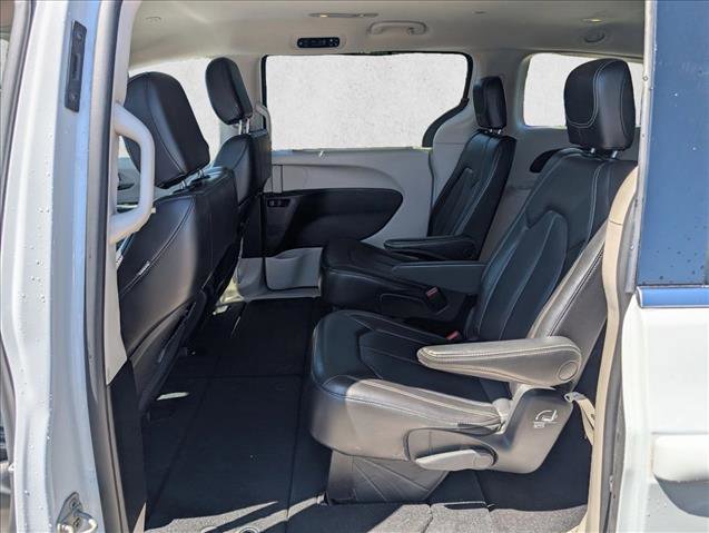 Used 2023 Chrysler Pacifica Touring-L FWD image 17