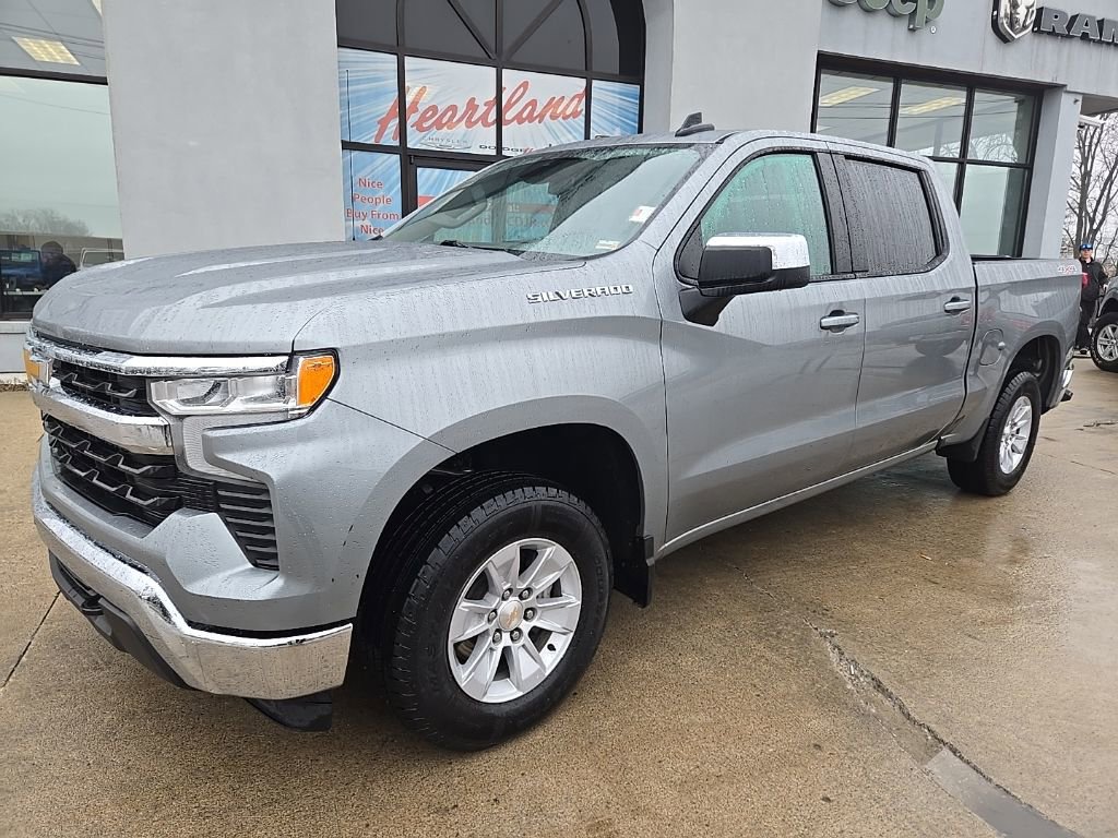 Used 2025 Chevrolet Silverado 1500 LT image 2
