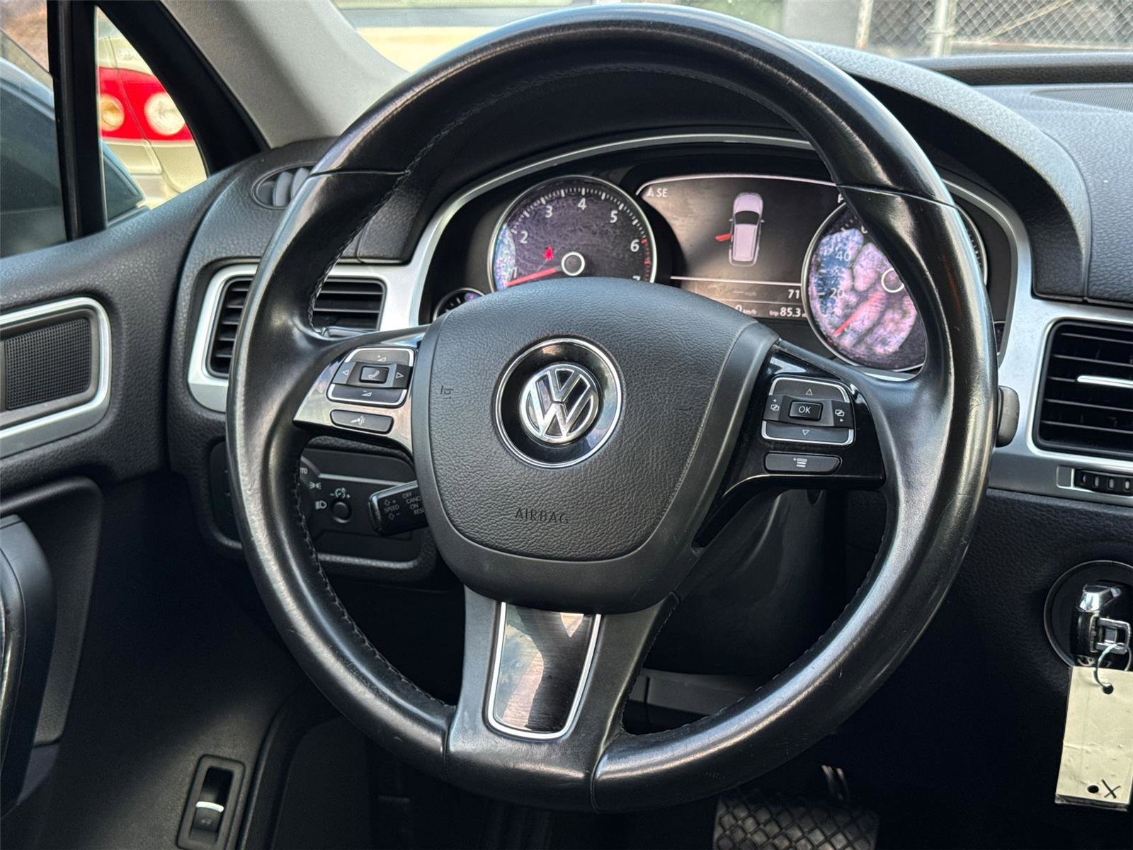 Used 2013 Volkswagen Touareg Lux image 25