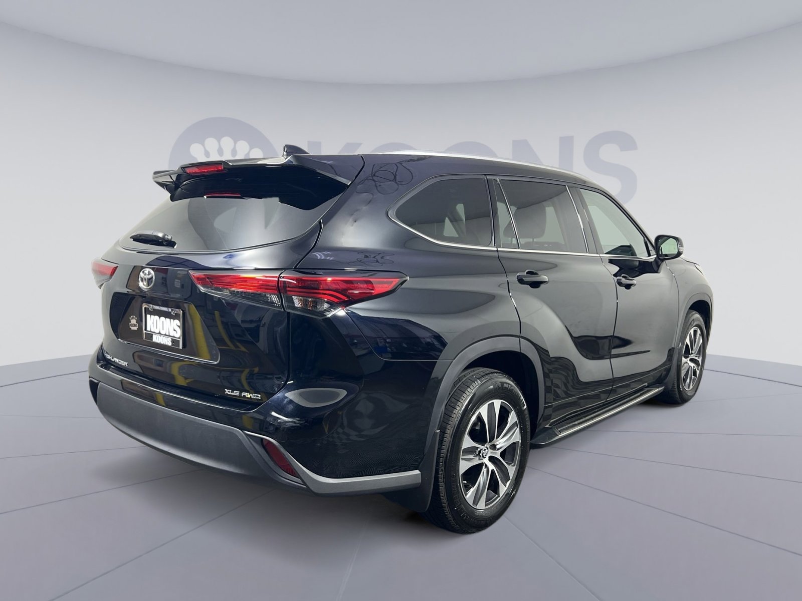 Used 2022 Toyota Highlander XLE AWD/4WD image 11