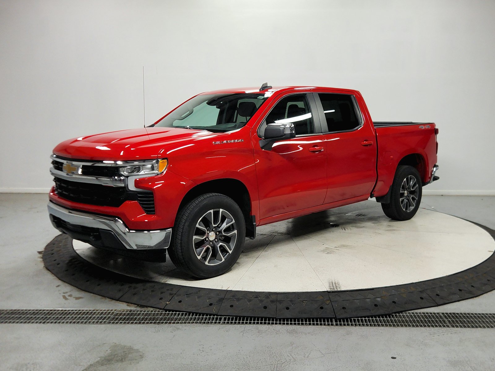 Used 2024 Chevrolet Silverado 1500 LT AWD/4WD image 4