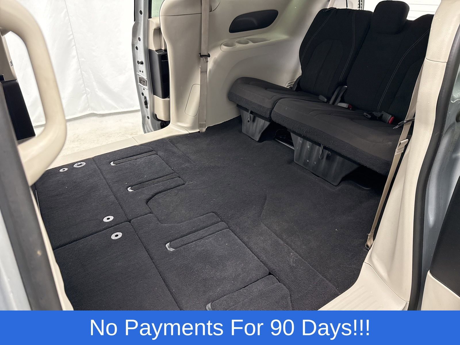 Used 2022 Chrysler Voyager LX image 38