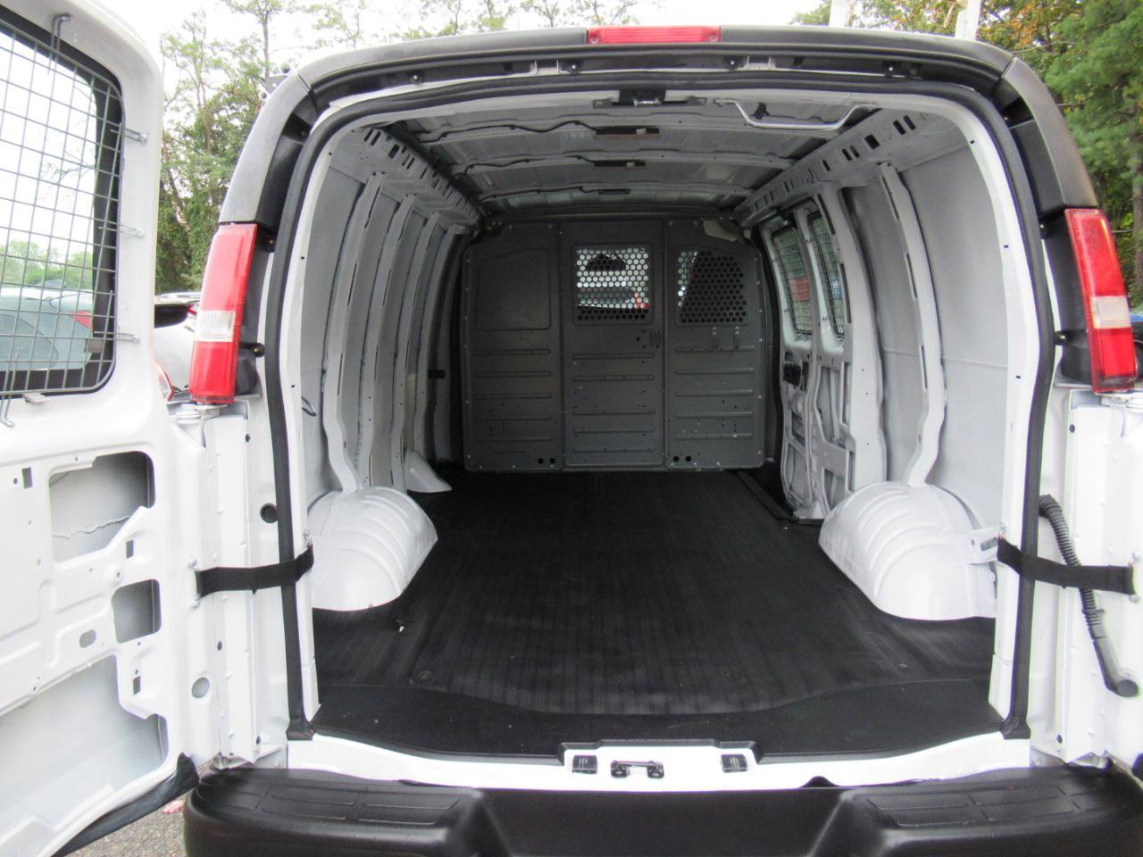 Used 2017 Chevrolet Express 2500 RWD image 15