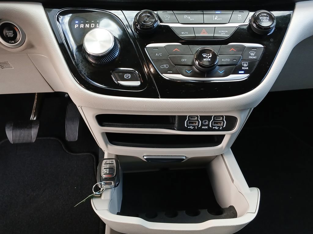 Used 2024 Chrysler Pacifica Touring-L image 14
