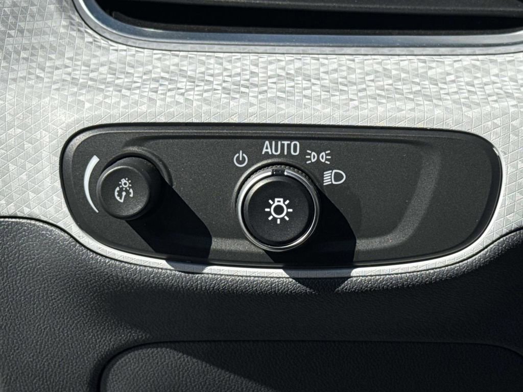Used 2020 Chevrolet Bolt Premier w/ Infotainment Package FWD image 21