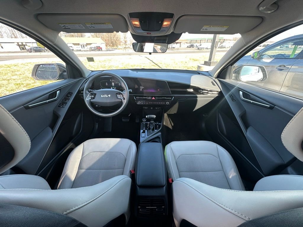 Used 2023 Kia Niro EX image 9