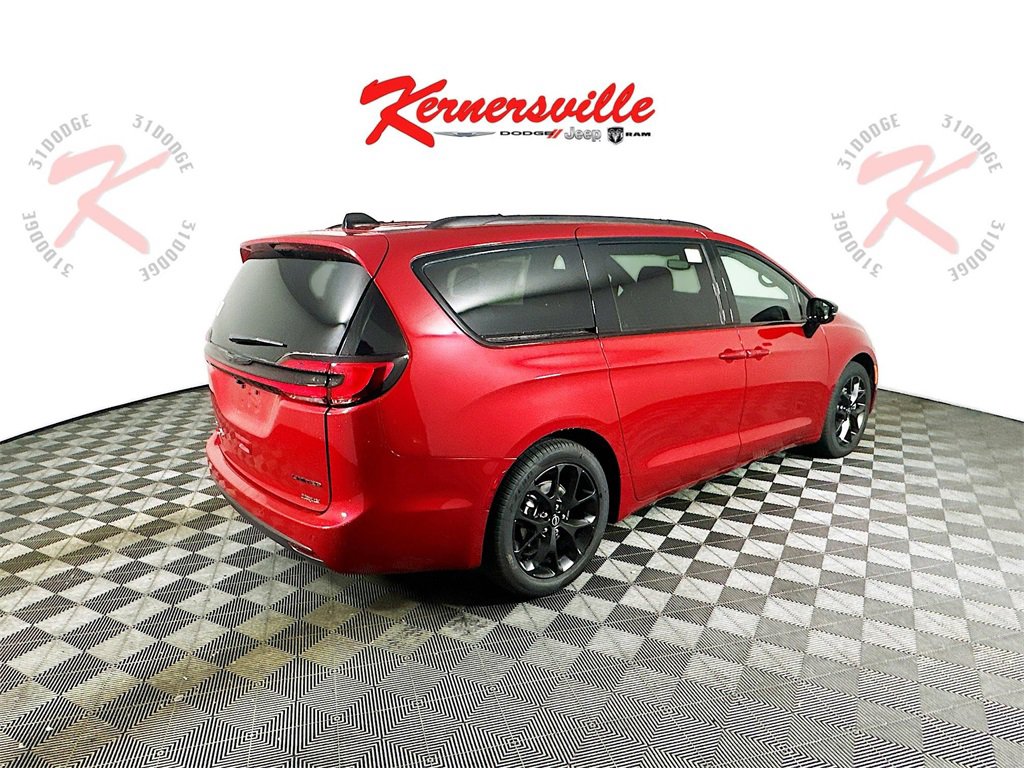 New 2026 Chrysler Pacifica Limited image 7