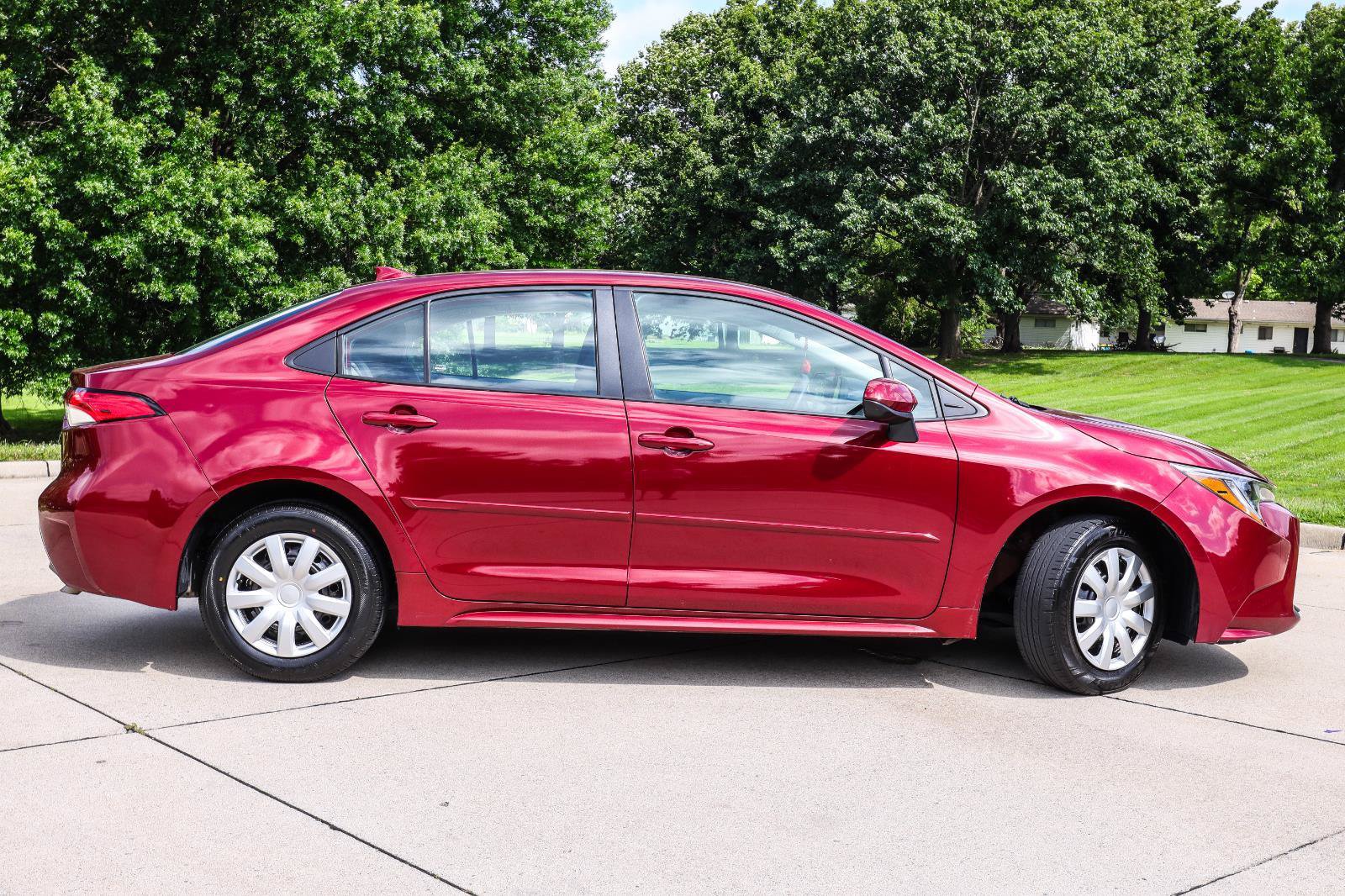 Used 2025 Toyota Corolla LE w/ LE Premium Package FWD image 5
