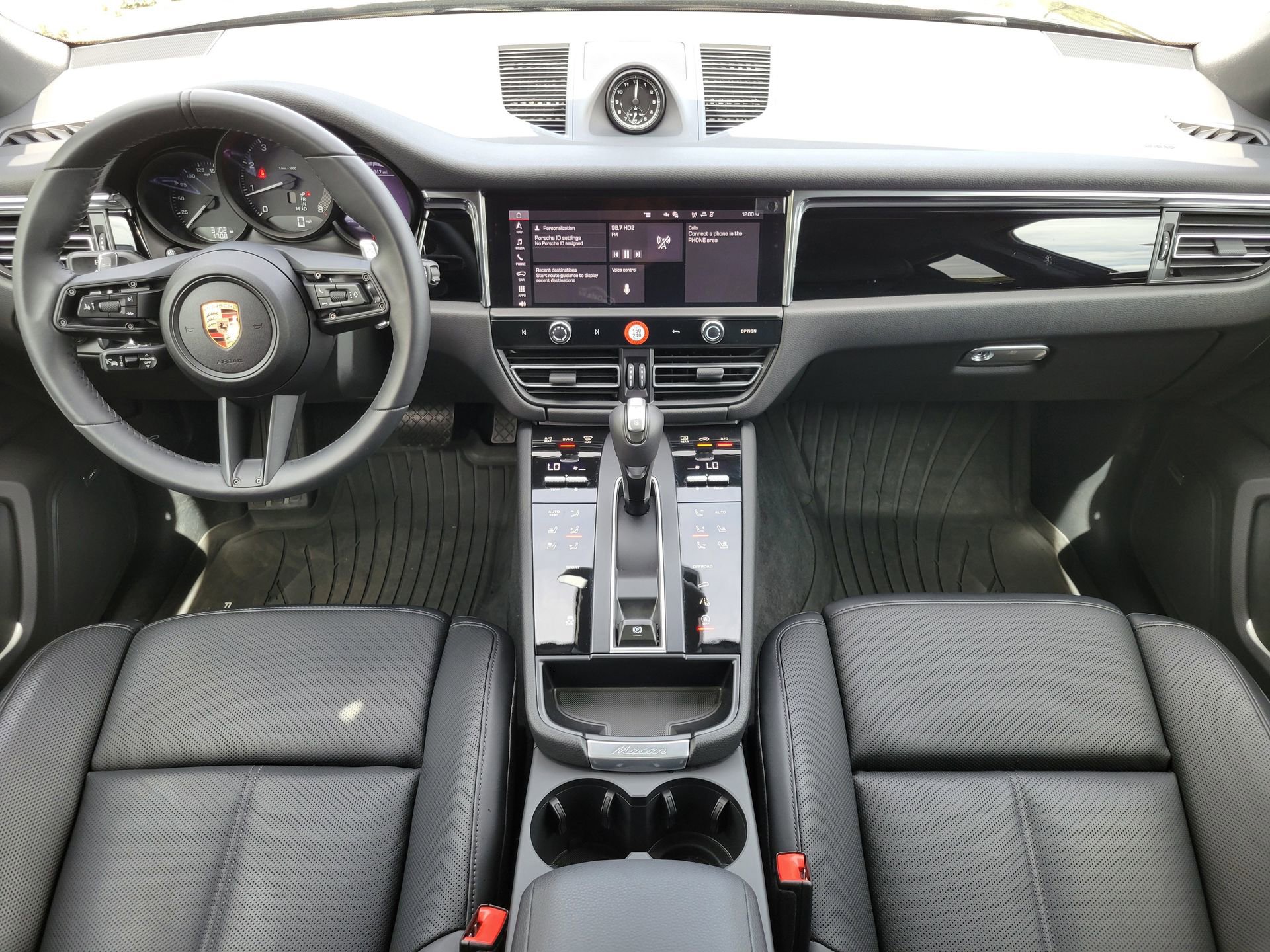 Used 2025 Porsche Macan image 11