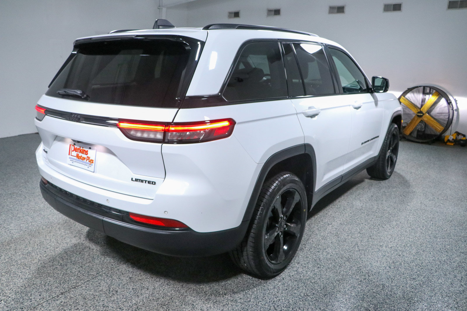 Used 2023 Jeep Grand Cherokee Limited w/ Black Appearance Package AWD/4WD image 7