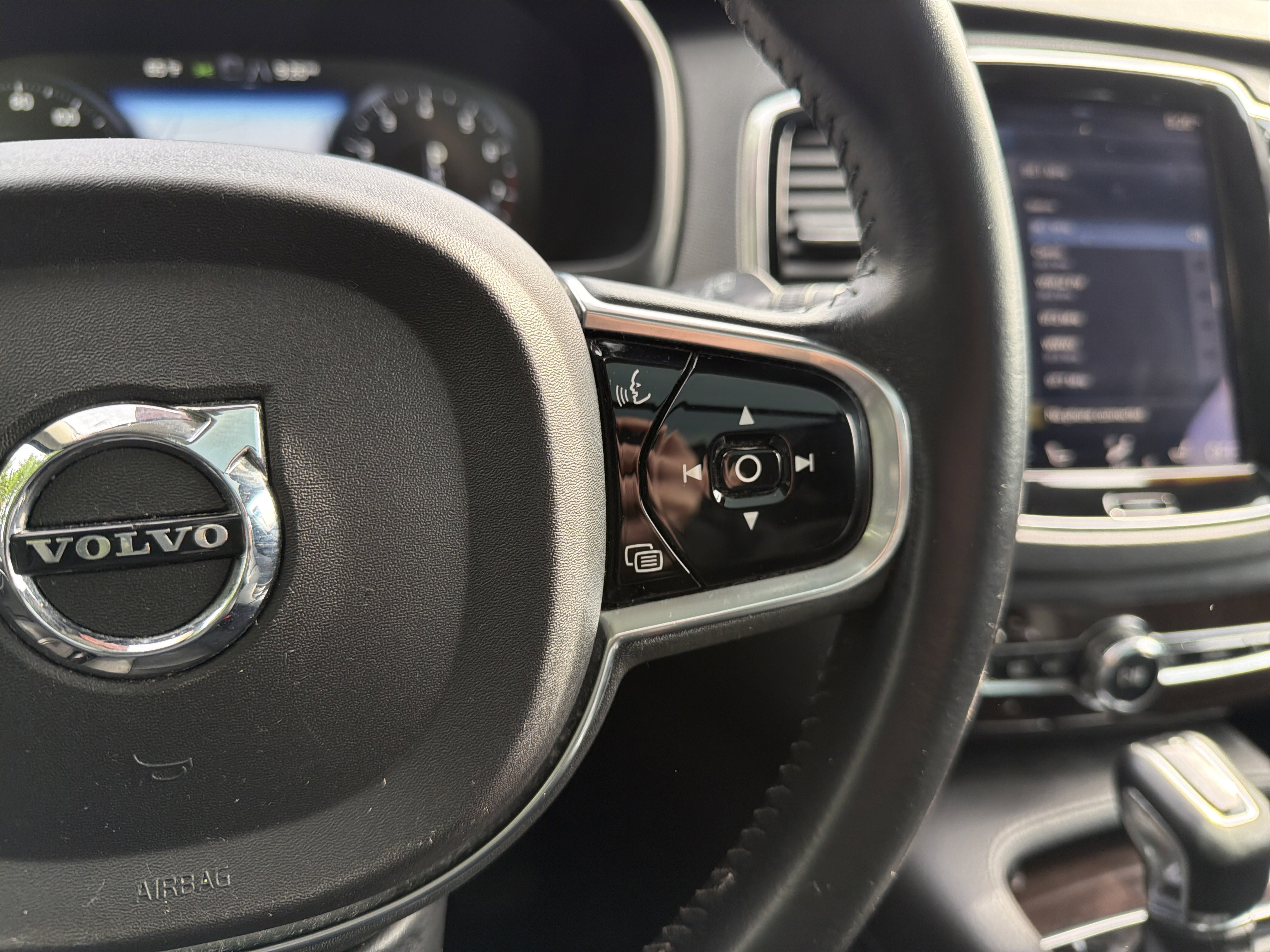 Used 2017 Volvo XC90 T5 Momentum w/ Vision Package image 20