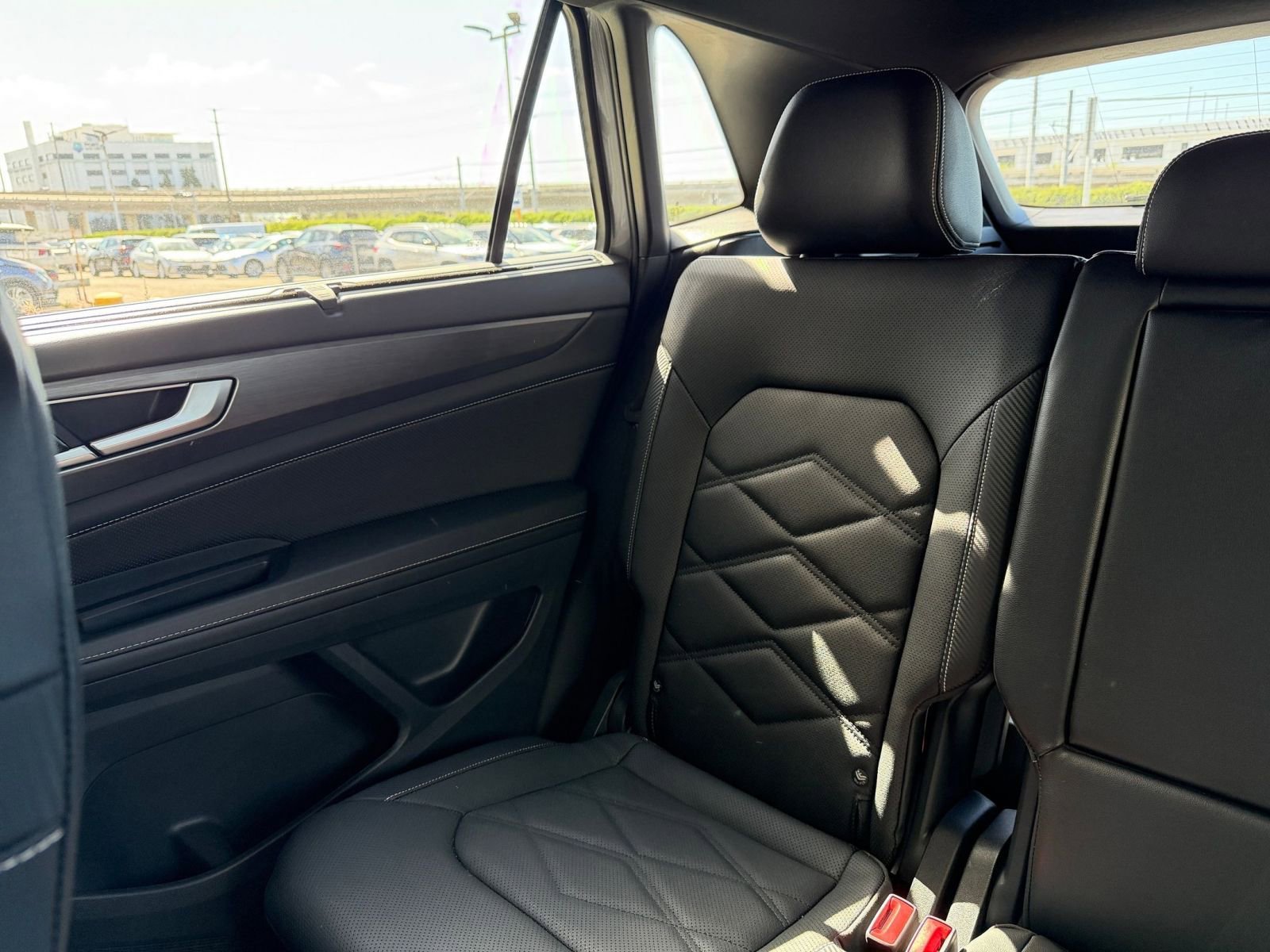 Used 2025 Volkswagen Atlas Cross Sport SE image 39