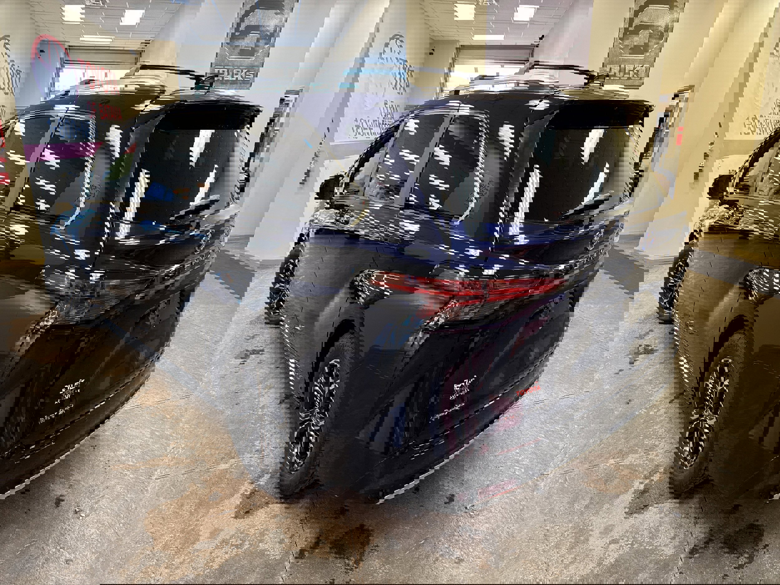 Used 2025 Toyota Sienna Platinum image 6