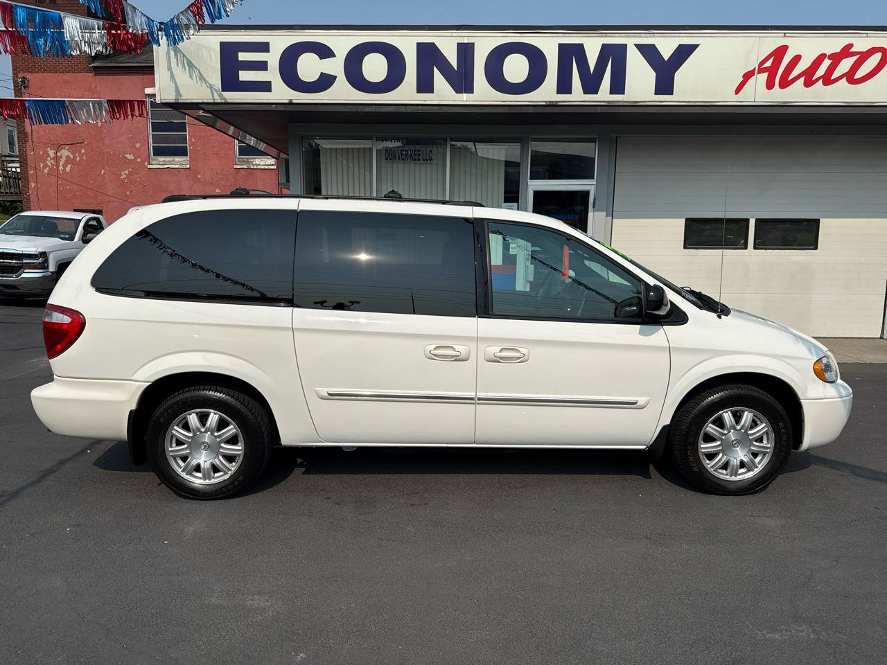 Used 2005 Chrysler Town & Country Touring FWD image 2