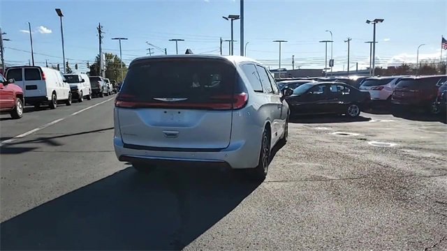 Used 2024 Chrysler Pacifica Touring-L image 7