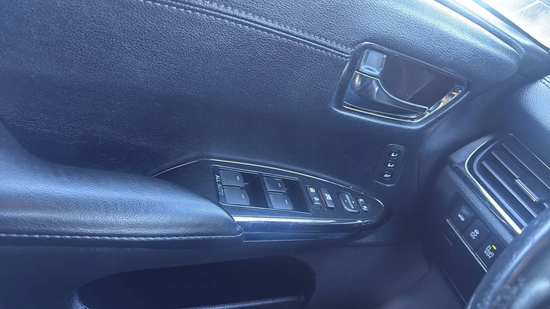 Used 2014 Toyota Avalon Limited w/ Technology Package FWD image 21