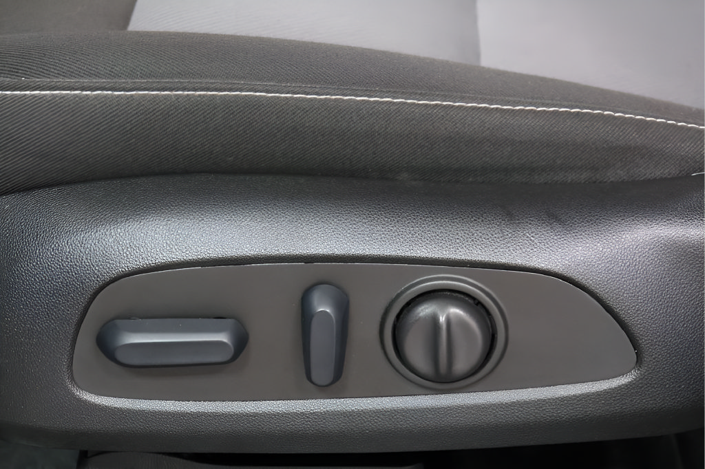 Used 2025 Chevrolet Blazer LT FWD image 19