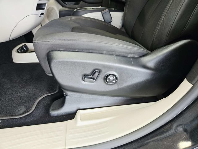 Used 2019 Chrysler Pacifica Touring Plus w/ Advanced Safetytec Group FWD image 35