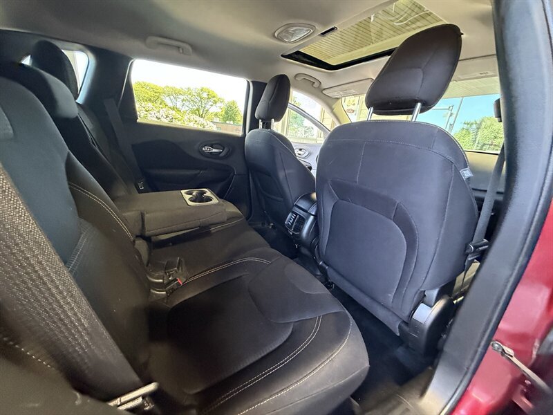 Used 2016 Jeep Cherokee Latitude w/ Safety/Convenience Group AWD/4WD image 15