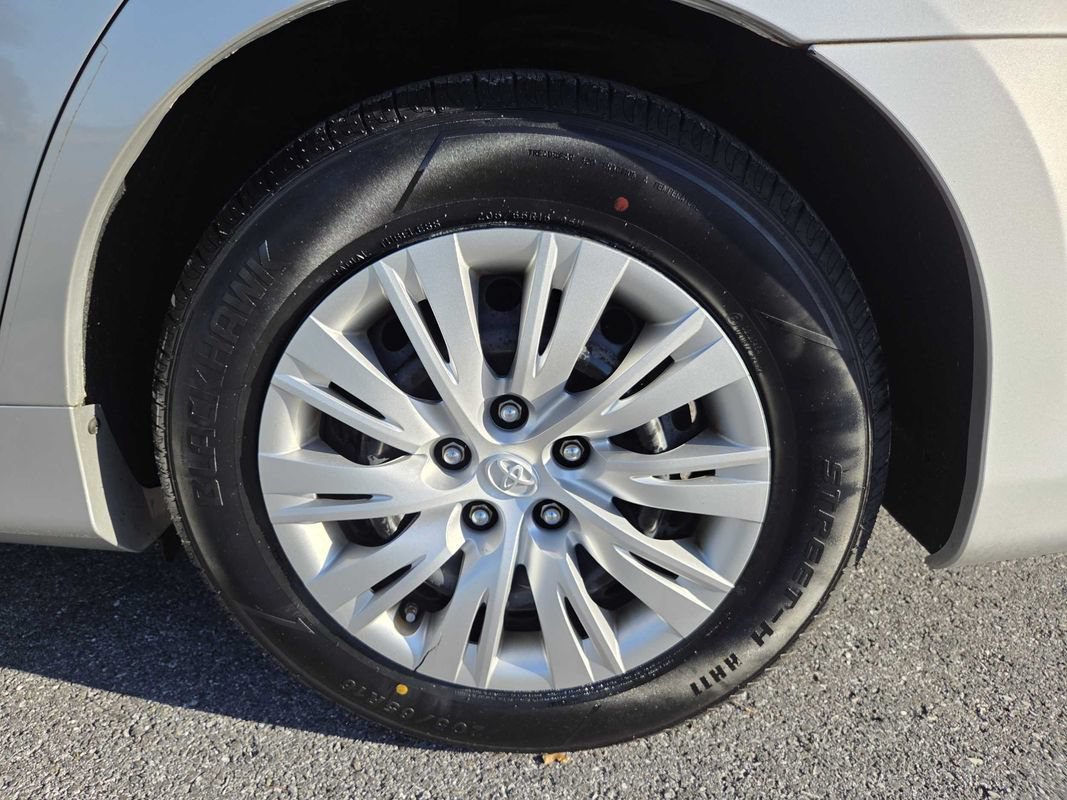 Used 2014 Toyota Camry LE FWD image 29