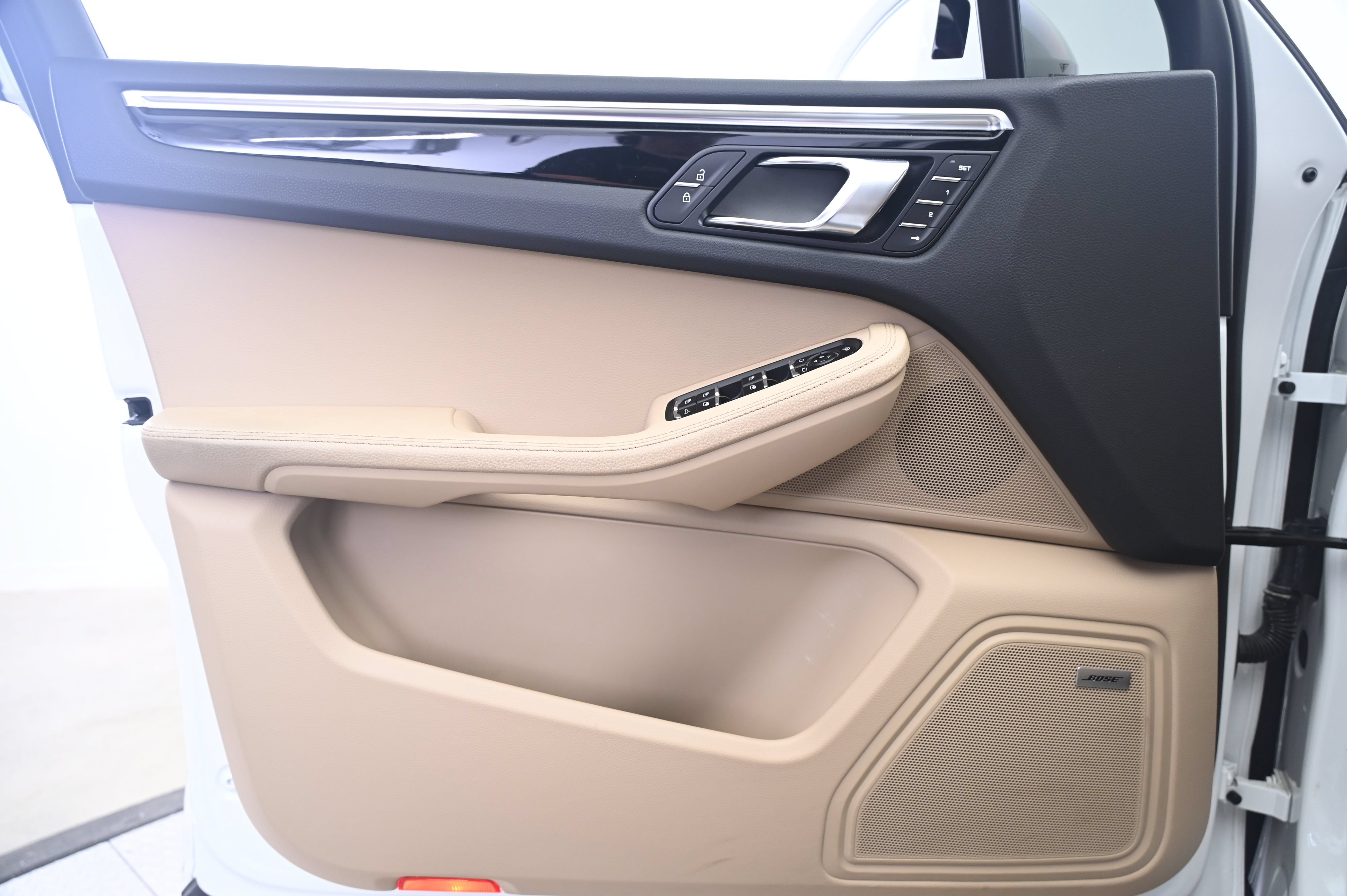 Certified 2024 Porsche Macan AWD/4WD image 26