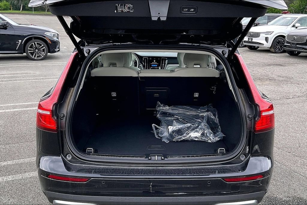 New 2026 Volvo V60 B5 Cross Country Plus w/ Climate Package AWD/4WD image 4