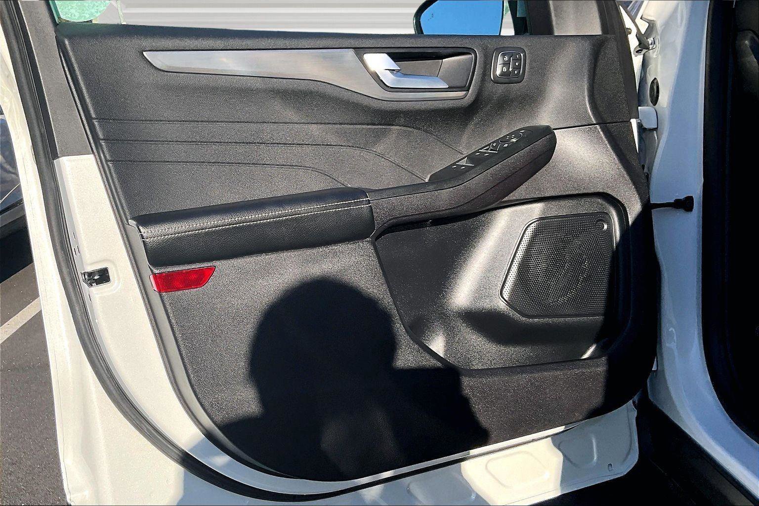 Used 2022 Ford Escape Titanium w/ Class II Trailer Tow Package image 18