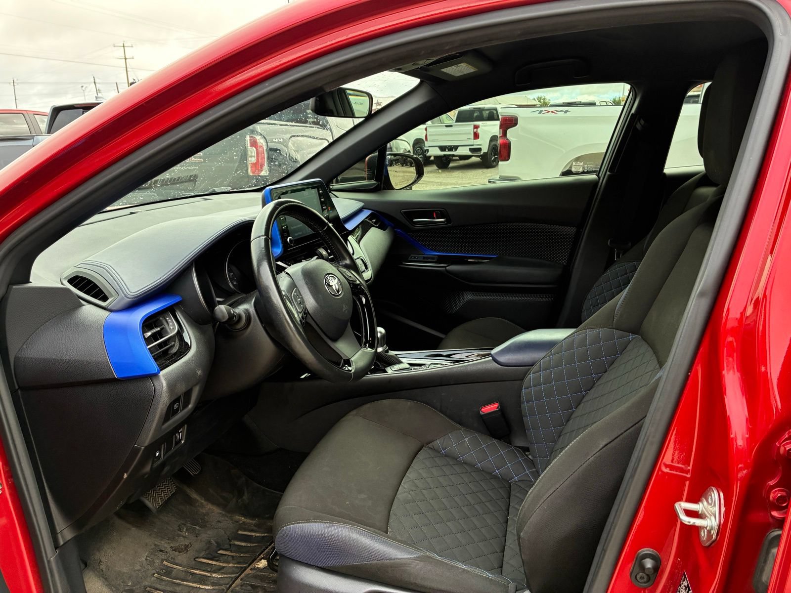 Used 2020 Toyota C-HR XLE FWD image 2