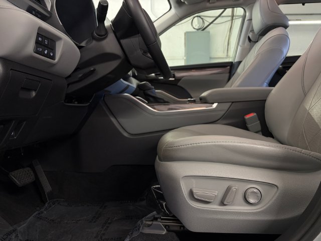 Used 2021 Toyota Highlander Platinum AWD/4WD image 14