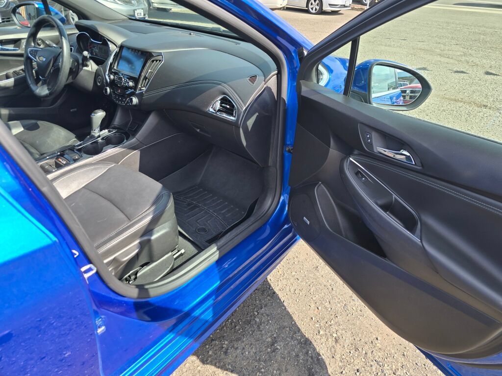 Used 2017 Chevrolet Cruze Premier FWD image 12