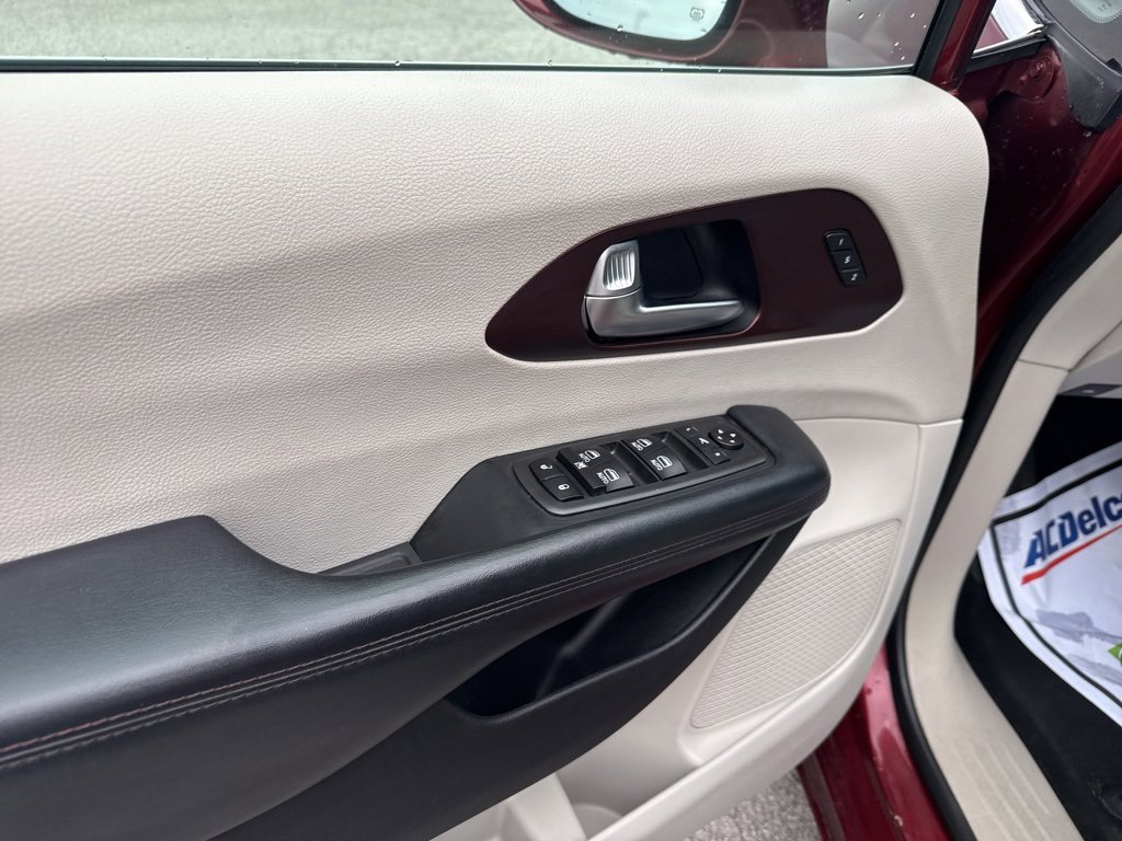 Used 2020 Chrysler Pacifica Limited image 14