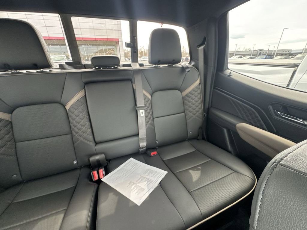 Used 2024 GMC Canyon Denali image 14