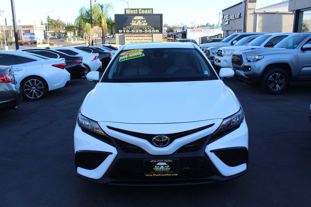 Used 2022 Toyota Camry SE w/ Convenience Package FWD image 3