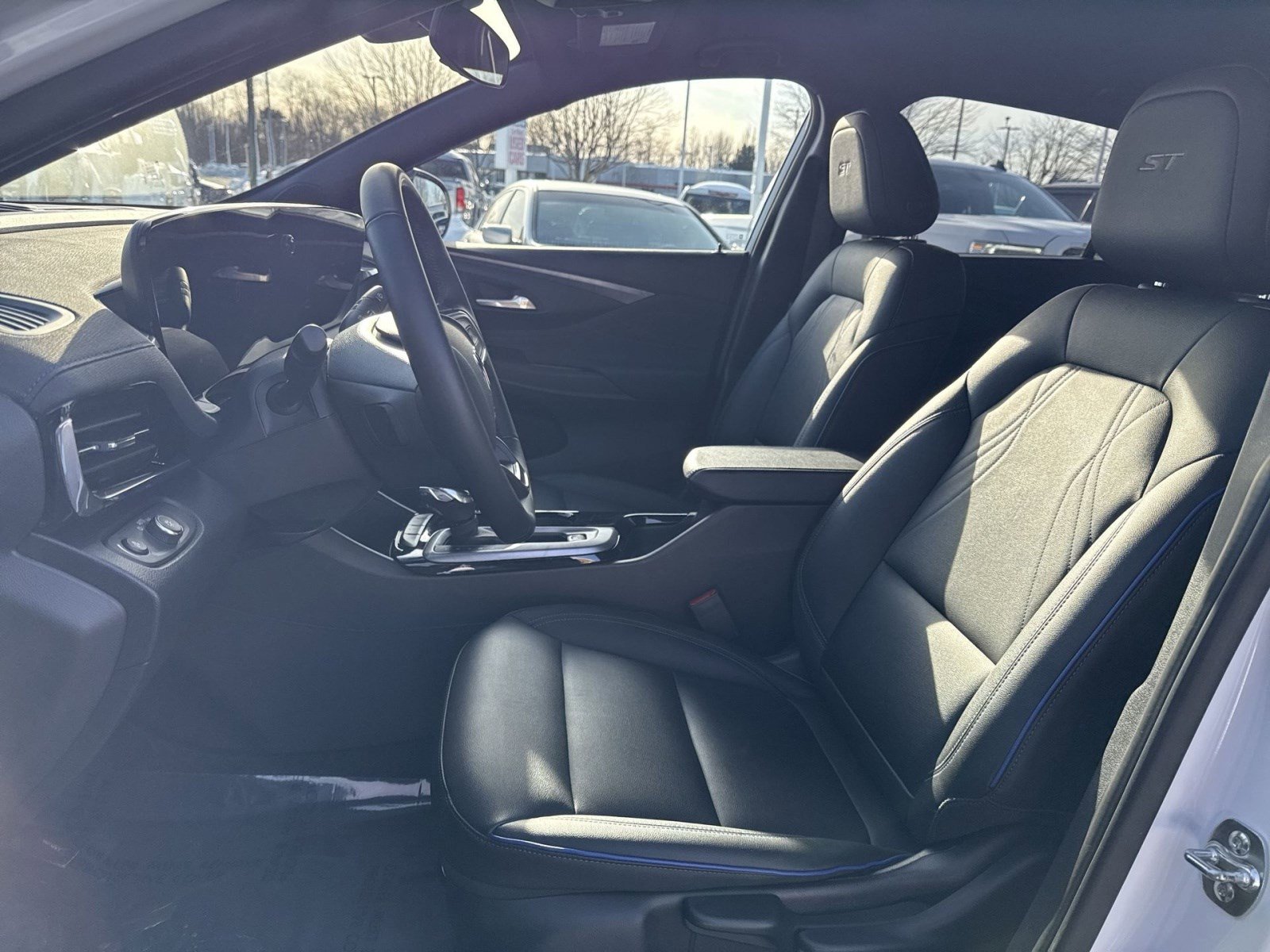 Used 2025 Buick Envista Sport Touring image 13