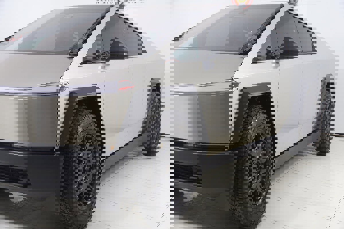 Used 2024 Tesla Cybertruck AWD Crew Cab image 60