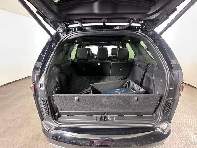 Used 2024 Land Rover Discovery Metropolitan Edition AWD/4WD image 13
