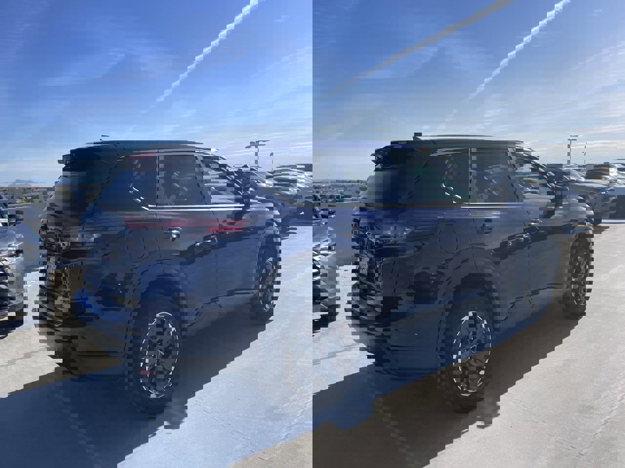 Used 2024 Nissan Rogue SV image 2