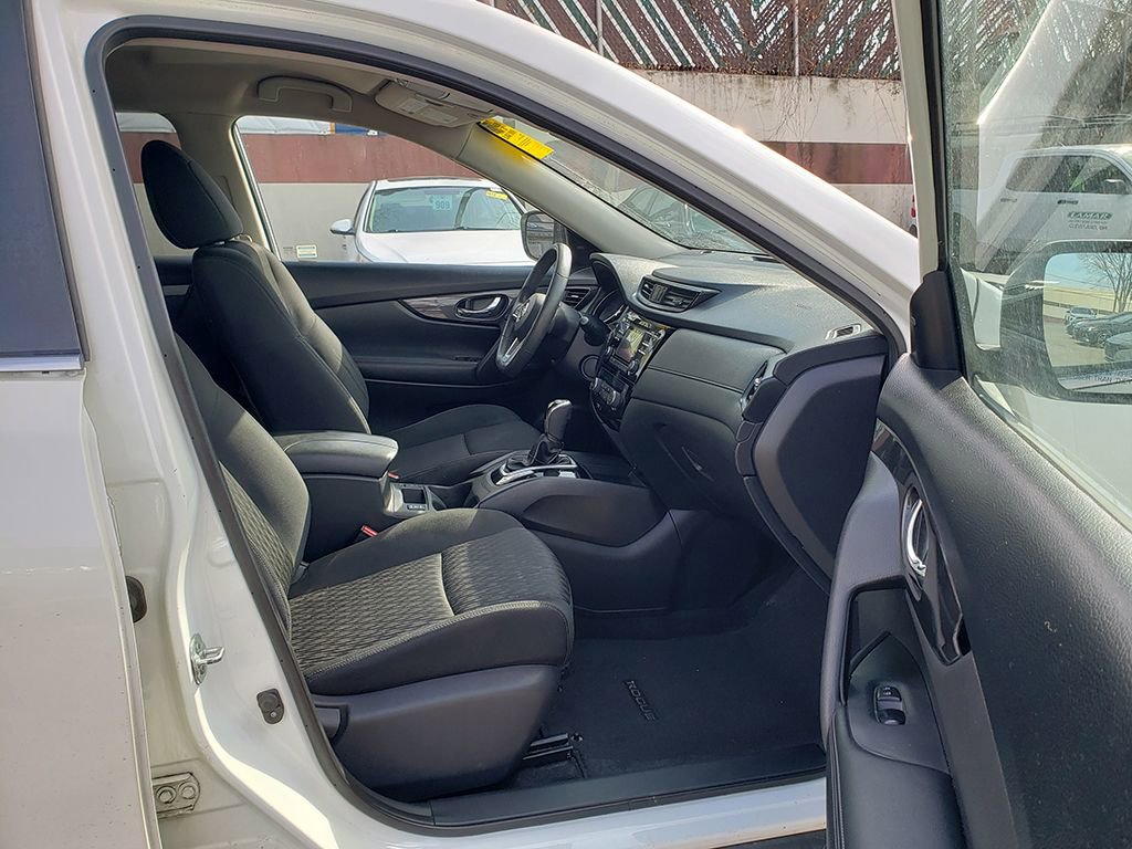 Used 2017 Nissan Rogue SV image 9