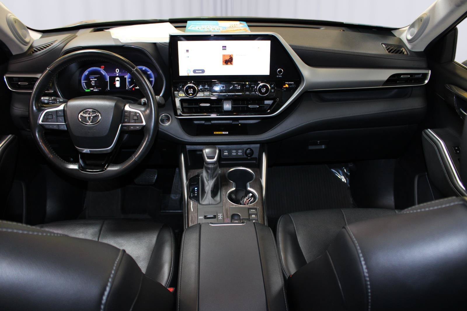 Used 2024 Toyota Highlander Platinum AWD/4WD image 2
