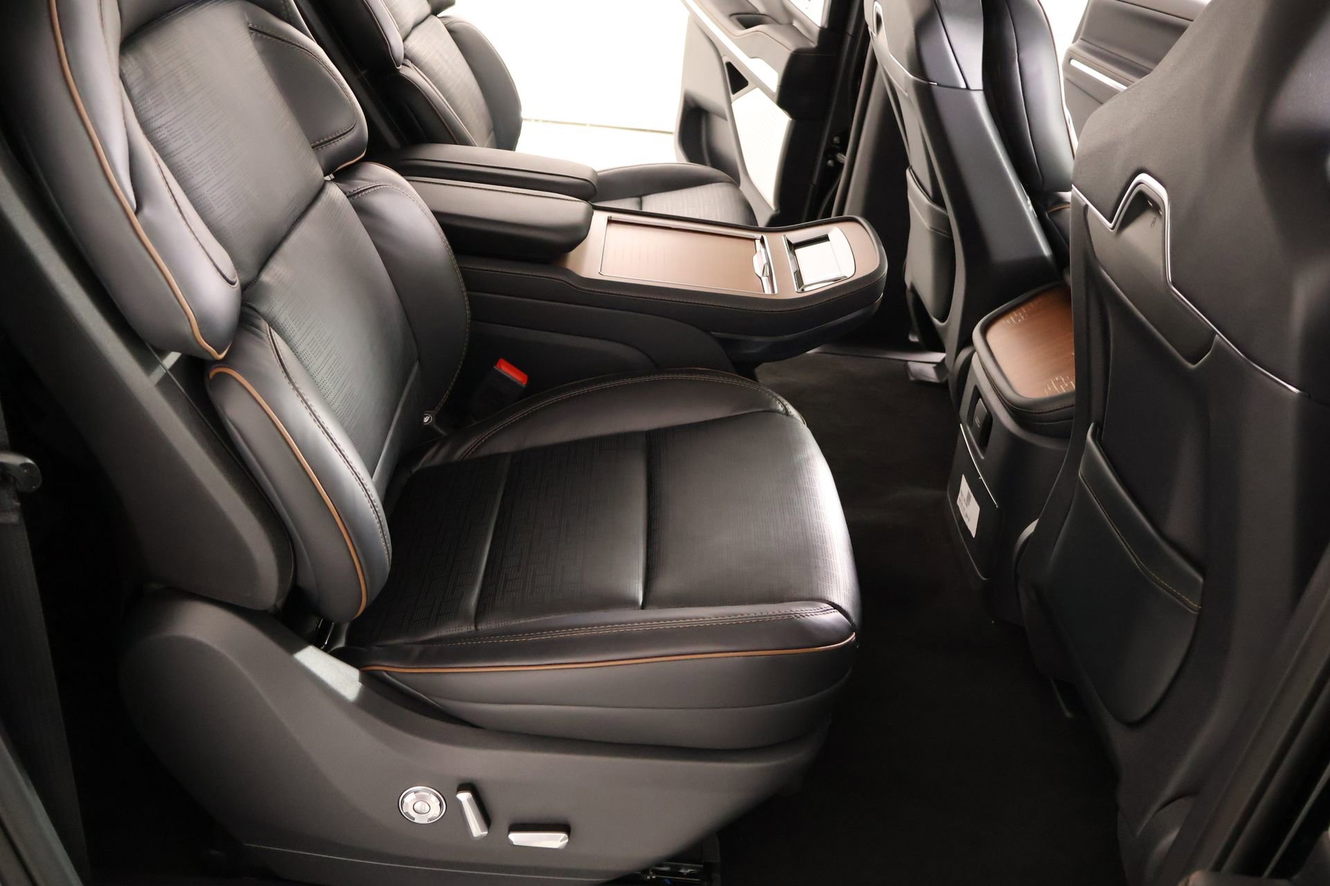 New 2026 Lincoln Navigator L Black Label AWD/4WD image 15