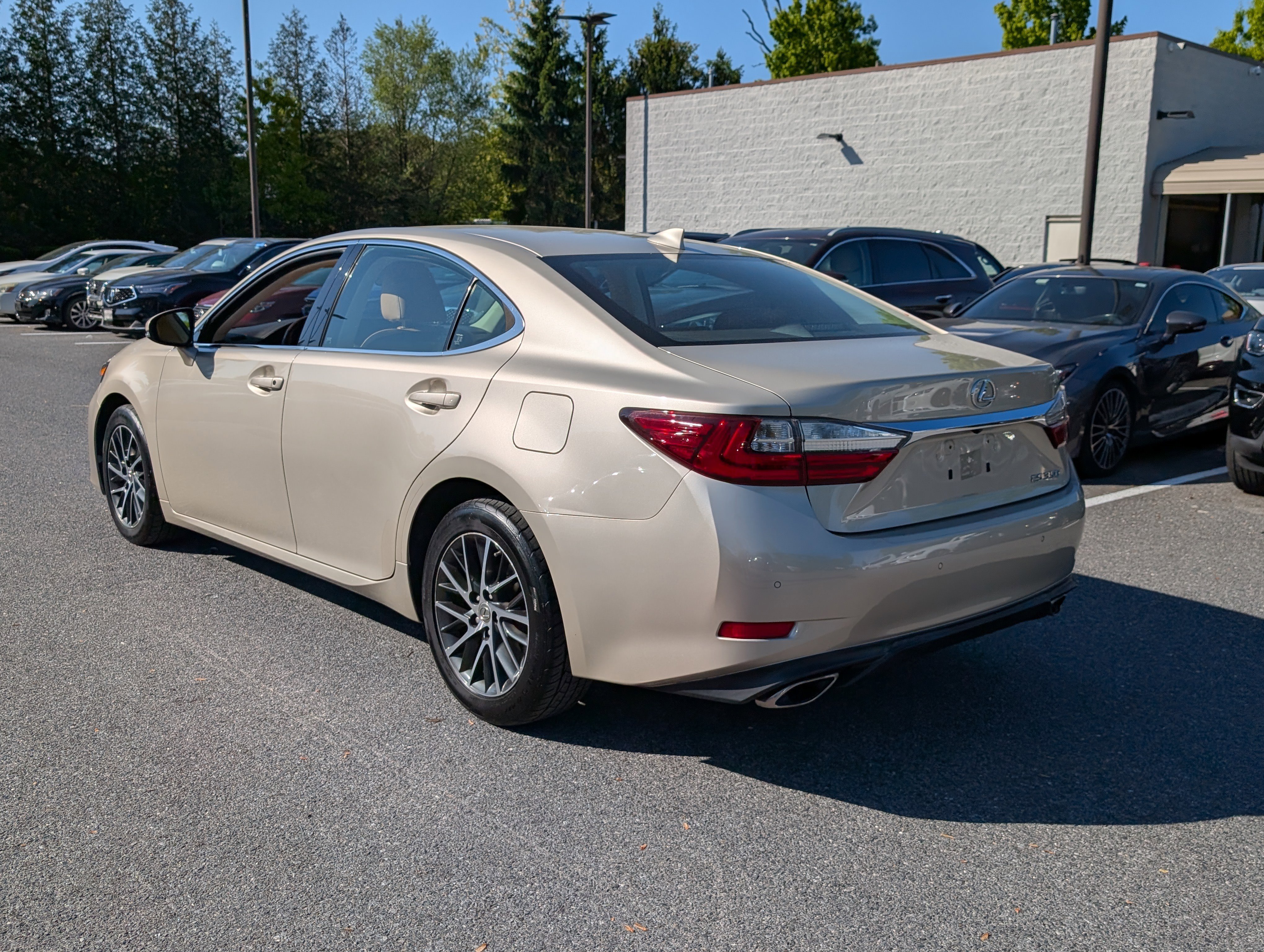 Used 2016 Lexus ES 350 w/ Luxury Package w/Wood Trim FWD image 5