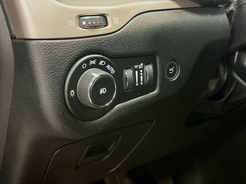 Used 2018 Jeep Cherokee Limited image 12