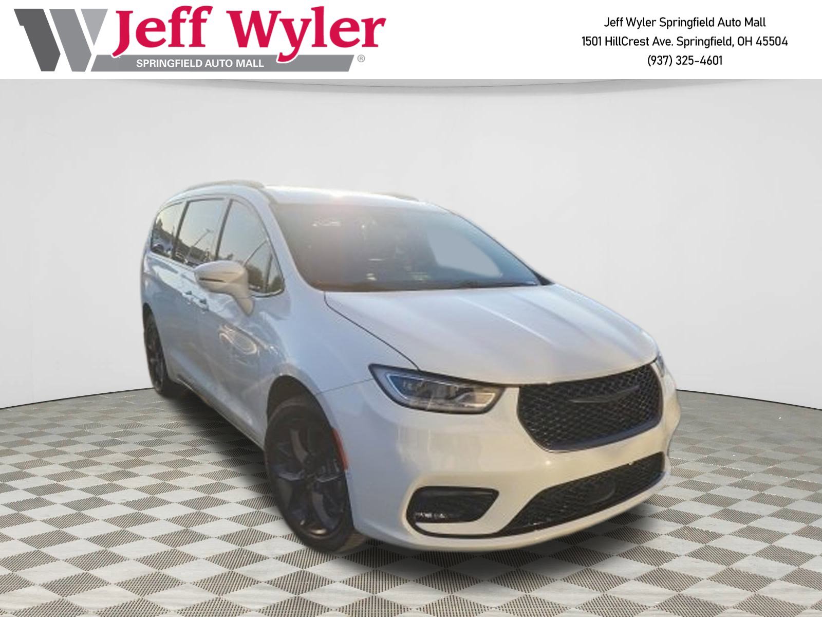 Used 2021 Chrysler Pacifica Limited w/ Uconnect Theater Family Group