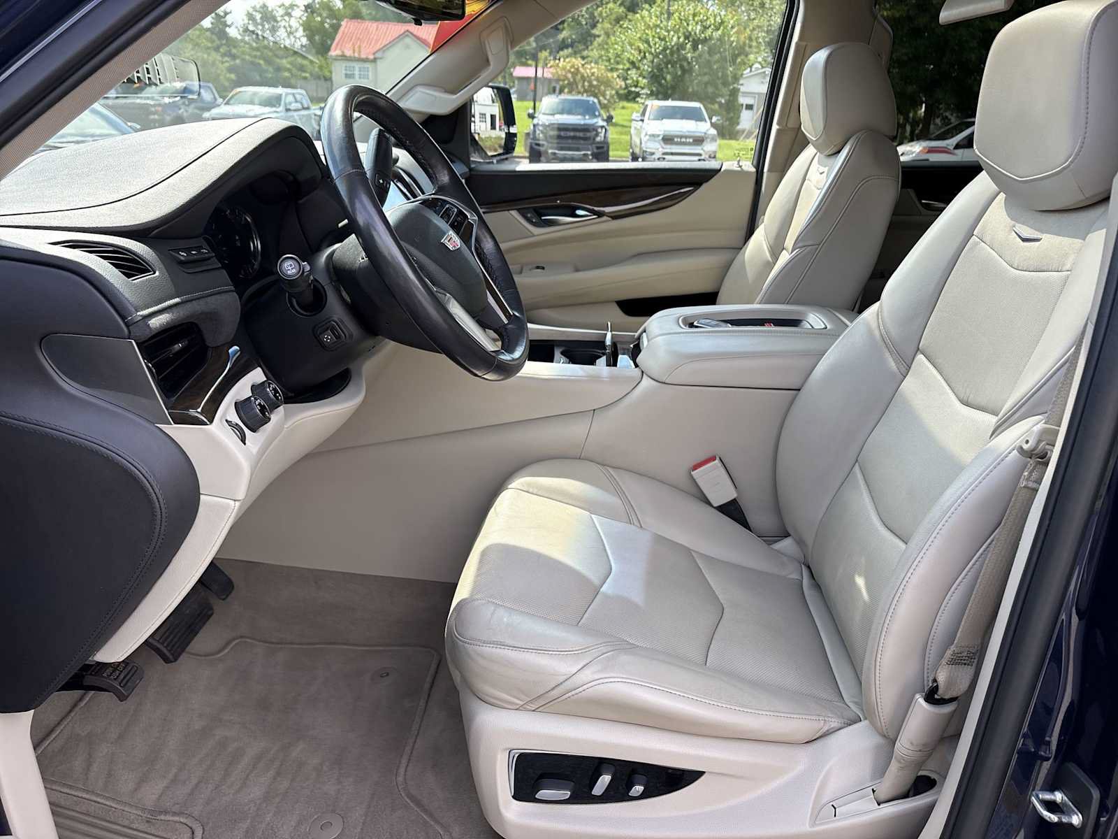 Used 2019 Cadillac Escalade ESV Luxury AWD/4WD image 20