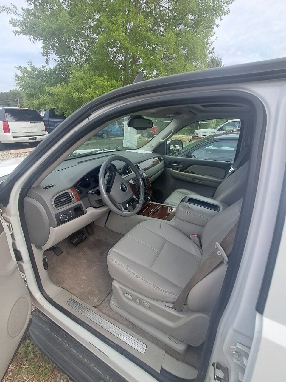 Used 2008 Chevrolet Tahoe LTZ w/ LTZ Preferred Equipment Group RWD image 2